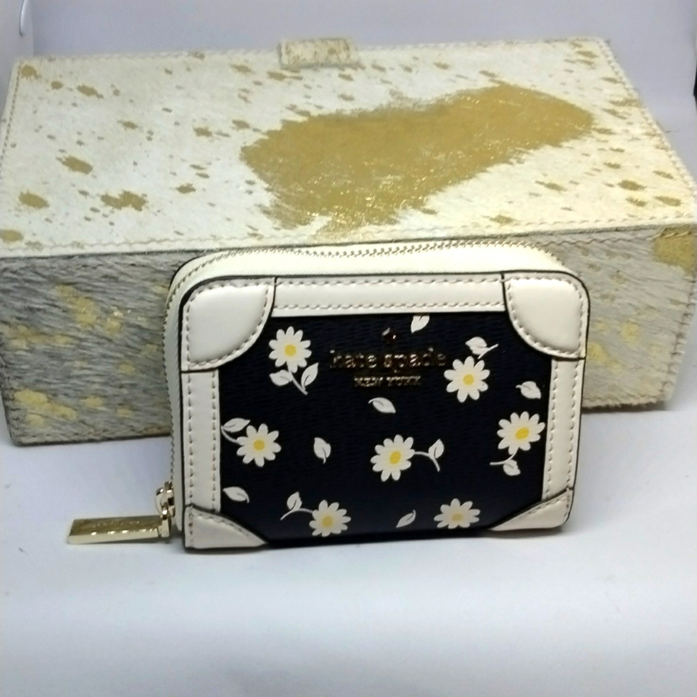 Kate Spade Traveler Small Daisy Wallet